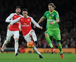 Arsenal Sunderland 2015-16 Collection: Mesut Ozil Outsmarts Ola Toivonen: Arsenal vs Sunderland, Premier League 2015-16