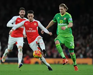 Arsenal Sunderland 2015-16 Prints: Mesut Ozil Outsmarts Ola Toivonen: Arsenal vs Sunderland, Premier League 2015-16