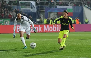 Mesut Ozil Scores for Arsenal Against Ludogorets in UEFA Champions League