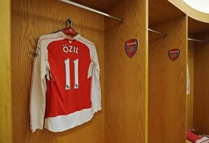 Arsenal v Newcastle United 2015-16 Collection: Mesut Ozil's Pre-Match Focus: Arsenal Changing Room Moment before Arsenal vs Newcastle United