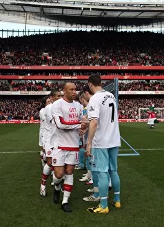 Arsenal v Burnley 2009-10 Gallery: Mikael Silvestre (Arsenal) shakes hands with Kevin McDonald (Burnley). Arsenal 3