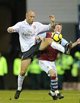 Burnley v Arsenal 2009-10 Collection: Mikael Silvestre (Arsenal) Wade Elliott (Burnley). Burnley 1: 1 Arsenal