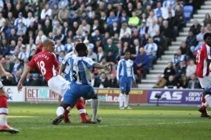 Images Dated 11th April 2009: Mikael Silvestre scores Arsenals 2nd goal