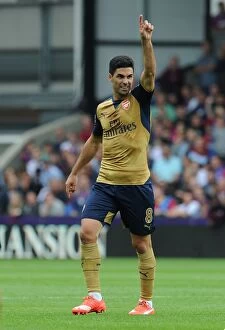 Images Dated 16th August 2015: Mikel Arteta in Action: Arsenal vs. Crystal Palace (2015-16)