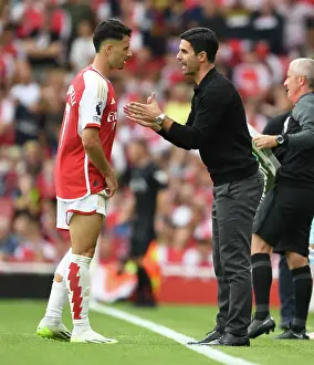 Mikel Arteta Coaches Gabriel Martinelli: Arsenal's Managerial Guidance at Emirates Stadium (2023-24)
