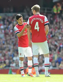 Mikel Arteta hands the captains armband to Per Mertesacker (Arsenal). Arsenal 1: 0