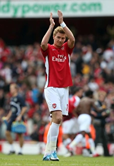 Bendtner Nicklas Collection: Nicklas Bendtner (Arsenal) claps the fans after the match