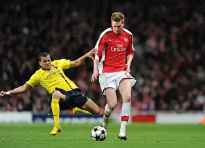 Nicklas Bendtner (Arsenal) Daniel Alves (Barcelona). Arsenal 2: 2 Barcelona