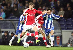 FC Porto v Arsenal 2008-9 Collection: Nicklas Bendtner (Arsenal) Fucile (FC Porto)