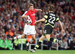 Arsenal v Celtic 2009-10 Collection: Nicklas Bendtner (Arsenal) Glenn Loovens (Celtic)