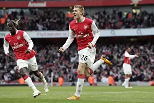 Nicklas Bendtner celebrates scoring Arsenas goal with Bacary Sagna