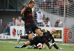 Nicklas Bendtner scores Arsenals 1st goal past Marco Ballotta (Lazio)