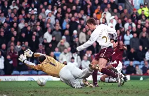 Nicklas Bendtner scores Arsenals 2nd goal past Gabor Kiraly (Burnley)