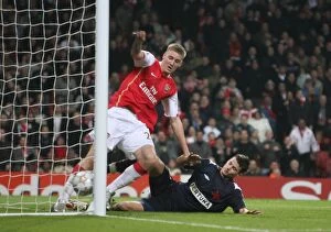 Images Dated 24th October 2007: Nicklas Bendtner scores Arsenals 7th goal