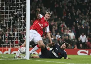 Nicklas Bendtner scores Arsenals 7th goal under pressure from Danile Pudil (Slavia)