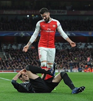 Images Dated 7th March 2017: Olivier Giroud (Arsenal) Javi Martinez (Bayern)