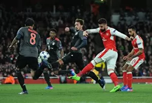 Images Dated 7th March 2017: Olivier Giroud (Arsenal) Mats Hummels (Bayern)