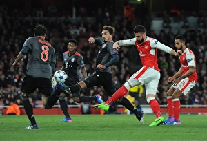 Images Dated 7th March 2017: Olivier Giroud (Arsenal) Mats Hummels (Bayern)