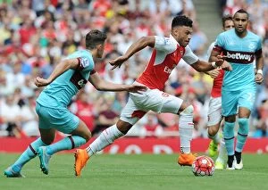 Images Dated 9th August 2015: Oxlade-Chamberlain Outsmarts Cresswell: Arsenal Midfielder Dazzles in 2015-16 Premier League Clash