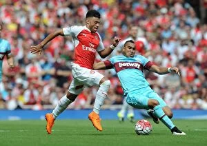 Images Dated 9th August 2015: Oxlade-Chamberlain Outsmarts Payet: Arsenal's Midfield Maestro Dazzles in 2015-16 Premier League