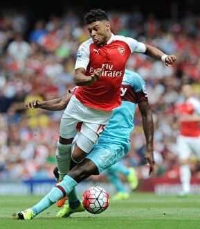 Images Dated 9th August 2015: Oxlade-Chamberlain vs. Ogbonna: A Premier League Battle at Emirates Stadium