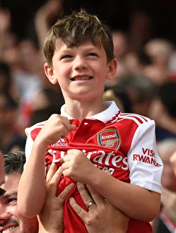 Passionate Arsenal Fans in Action: Arsenal vs. Everton at Emirates Stadium (2021-22)