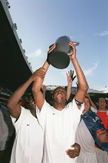 Patrick Vieira (Arsenal) celebrates winning the League