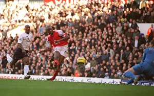 Patrick Vieira scores Arsenals 3rd goal past Paul Robinson (Tottenham)