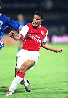 Dinamo Zagreb v Arsenal 2006-7 Collection: Persie shoots past Zagreb goalkeeper Ivan Turina