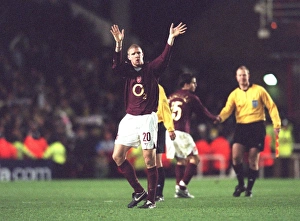 Arsenal v Juventus 2005-6 Gallery: Philippe Senderos waves to the fans at the end of the match