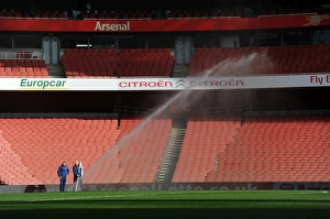 The pitch is watered before the match. Arsenal 2: 0 Middlesbrough. FA Cup 5th Round