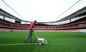 Preparing the Emirates Turf: Arsenal FC vs Paris Saint-Germain, UEFA Champions League (2016-17)