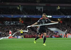 Arsenal v Bayern Munich 2016-17 Gallery: Rafina (Bayern) clears paper from the pitch thrown on by the Bayern fans. Arsenal 1