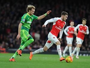 Images Dated 5th December 2015: Ramsey Dashes Past Toivonen: Arsenal's Thrilling Victory Over Sunderland (2015-16 Premier League)