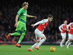 Arsenal Sunderland 2015-16 Collection: Ramsey's Agile Moves: Outmaneuvering Toivonen in Arsenal's Premier League Victory