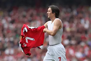 Resilient Rosicky: Replacing Ripped Shirt in Arsenal's 4:0 Victory