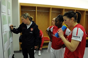 Arsenal Ladies v Chelsea LFC Collection: Rihanne Skinner (Assistant Manager) shows Danielle Carter and Niamh Fahey the tactics boards