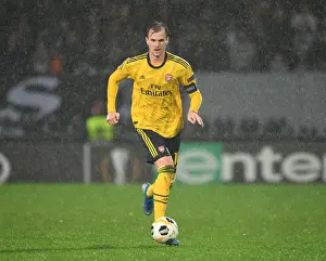 Rob Holding in Action: Arsenal's Europa League Battle against Vitoria Guimaraes
