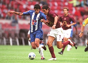 Robert Pires (Arsenal) Lucho Gonzalez (Porto). Arsenal 2:1 Porto Robert Pires (Arsenal) Lucho Gonzalez (Porto). Arsenal 2:1 Porto