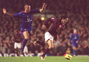 Arsenal v Manchester United 2005-6 Collection: Robert Pires (Arsenal) Mikael Silvestre (Man Utd)