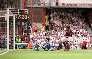Robert Pires scores Arsenals 1st goal past Mike Pollitt (Wigan)