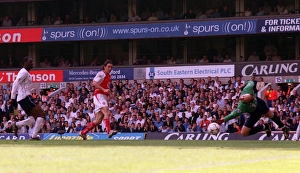 Robert Pires scores Arsenals 2nd goal. Tottenham Hotspur v Arsenal Robert Pires scores Arsenals 2nd goal. Tottenham Hotspur v Arsenal