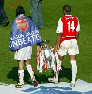 Images Dated 7th April 2005: Robert Pires and Thierry Henry with the Premiership trophy