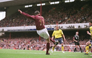Arsenal v Aston Villa 2005-6 Collection: Robin van Perise scores Arsenals 4th goal. Arsenal 5: 0 Aston Villa