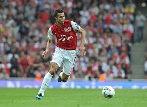 Arsenal v Liverpool 2011-2012 Collection: Robin van Persie in Action: Arsenal vs. Liverpool, 2011-2012 Premier League