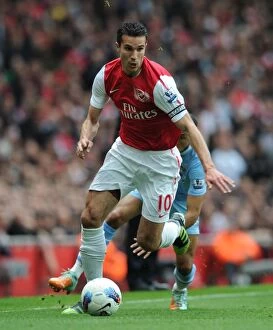 Images Dated 8th April 2012: Robin van Persie in Action: Arsenal vs Manchester City, Premier League 2011-12