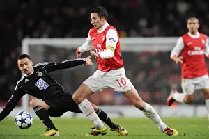 Robin van Persie (Arsenal) Aleksandar Davidov (Partizan). Arsenal 3: 1 Partizan Belgrade