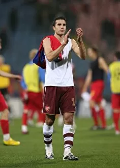 Steaua Bucharest v Arsenal 2007-08 Collection: Robin van Persie (Arsenal) claps the fans after the match