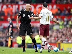 Robin van Persie (Arsenal) complains to referee Howard Webb