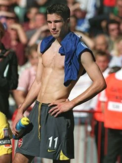 Images Dated 20th September 2005: Robin van Persie (Arsenal) at the end of the match. Arsenal 1: 2 Chelsea